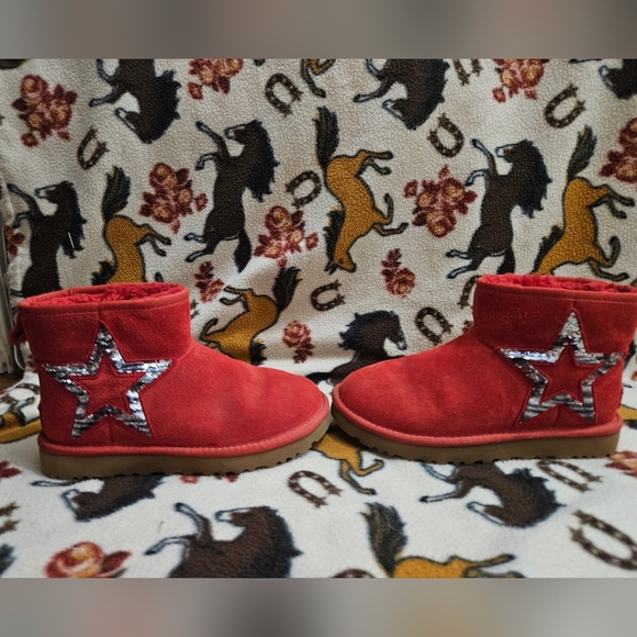 Womens 6 Red UGG Mini Star Boots - Picture 2 of 7